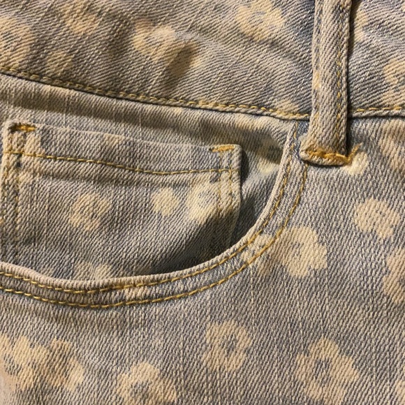 ✨NEW✨FOREVER21 LIGHT BLUE JEANS WITH WHITE DAISIES - Picture 13 of 14